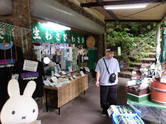 なので、お店もありました(^_-)-☆。
丸岩安藤わさび店さんです。
カード決済、ＱＲコード決済も可能。