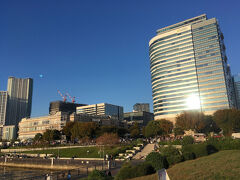 チームラボの先にあるガスの科学館を通り抜け、運河沿いにある広場に出ました。
江東区の謎解きイベントをオールクリアし、この場所でスマホを操作して賞品の抽選に応募。
その後当選の通知はなく、抽選には漏れてしまったようです。

