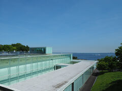 「地形を利用して景観と建物とを一体化させたい」というのがコンセプトで建てられた美術館なので、地上に出ている建物部分は森に隠れるように建っています。