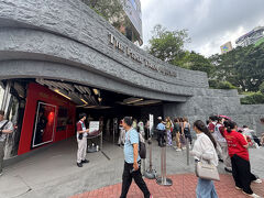 香港島のピークトラム駅へ歩いてやってきました。
汗だく
香港の歩道はダンジョンなので迷う迷う。
