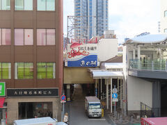 そして反対側には、魚の棚商店街。