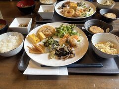 翌朝、倉敷駅前のホテルの朝食です。
朝食付きなので、バイキングで取りました。
ですが、デザートのプリンがもう終わりです！って言われ、みんなショックを受けていました。
朝食一人1200円もするのに、プリンくらい人数分置いておけって話！
減点案件です。