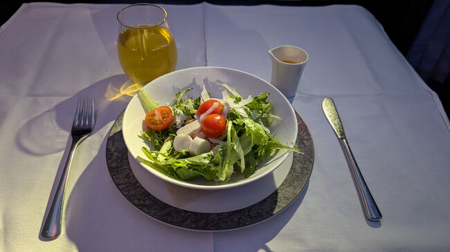 往きのフライトに比べて帰国便のお食事は少なかったし、ラウンジでもメチャ食べていた訳でも無い。ので・・・<br /><br />ゴソつき始めた私にCAさんが「何か召しあがられますか？」と聞いてくださいました。<br />メニューを見て、さっぱりしたサラダをいただくことに。