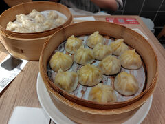 ホテルから歩いて、黄河路にある「佳家湯包」で夕食。

（写真の手前は）蟹粉鮮肉湯包。38元。
この店のは蟹ミソの風味が強く、食べ応えあり。蟹ミソが嫌いじゃなければ、ぜひ食べて！
（写真の奥）鮮肉湯包。23元。