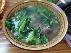 牛肉麺のスープの香り（台北の「劉山東牛肉麺」のスープに近い香り）に誘われて、牛肉湯の店に。店名不明ですみません。