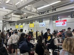 空港に到着。ふぅー、着いたー！

ボラカイ島に橋を架ける計画があるらしいのですが、地元民は反対してるとか。
環境汚染で生態系への影響や、送迎に携わる方々の雇用の問題なんかもあるのでしょうね。
イチ旅行者としては、橋を架けていただいた方が便利になって、ただただありがたい(^-^;

チェックイン時に、「日本の入国審査と税関申告時に必要な二次元コードを見せて」と。「まだ登録していないので後で登録する」と言いましたが、「今ここで」と。登録に少し時間がかかるので、空港に行く前に済ませておいた方が良さそうです。