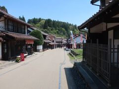 吹屋に到着。ここは江戸時代中期頃より、吹屋銅山を中心とする鉱山町として発展した地域です。幕末頃から明治時代にかけては、銅鉱とともに硫化鉄鉱石を酸化・還元させて人造的に製造したベンガラ（酸化第二鉄）の日本唯一の巨大産地として繁栄を極めたそうです。
バスの車窓から見てきた田舎風景からは想像できない大きな集落が突然現れるのがとても面白い。