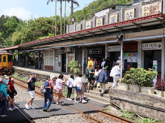 では、改札に向かいましょう。

ここで列車交換が行われるため、向かいのホームに瑞芳行きの電車が停まっていました。