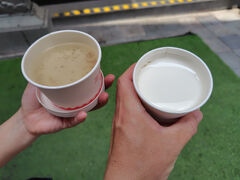 豫園に「三元梅園」という北京の老舗を見つけたので入った。

（写真右）老酸奶・１５元。
上海で北京のヨーグルトをわざわざ食べる必要はないかもしれないが、昔、北京を旅行した時の思い出の味だったので、食べてしまった。
（写真左）杏仁豆腐・１０元。
桂花の汁がひたひたに入っていて、杏仁豆腐と一緒に食べるとおいしかった。