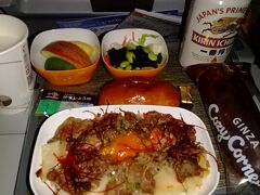 5/6（火）10：50羽田発BR189便。

機内食は牛丼を選択。
炒めたキャベツやニンジンが入っている・・・。
おいしいけど。
コージーコーナーのエクレアがうれしい。
