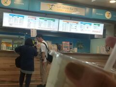 徒歩でSoft Drink Bar TTIへ。
パッションフルーツジュースを購入。
現金で70元。
すごくすっぱい。
次はパッションフルーツティーを飲んでみたい。