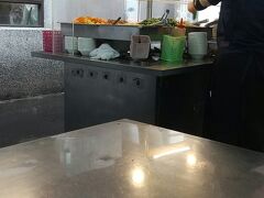 5/7（水）
バスで香満園へ。
ルーロー飯の小を購入。
現金で30元。
私はここのルーロー飯が一番好き。