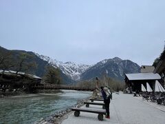 曇りだが山はハッキリ見える
早朝は人が少ない河童橋
生き残ってそうなおにぎりを食べる
