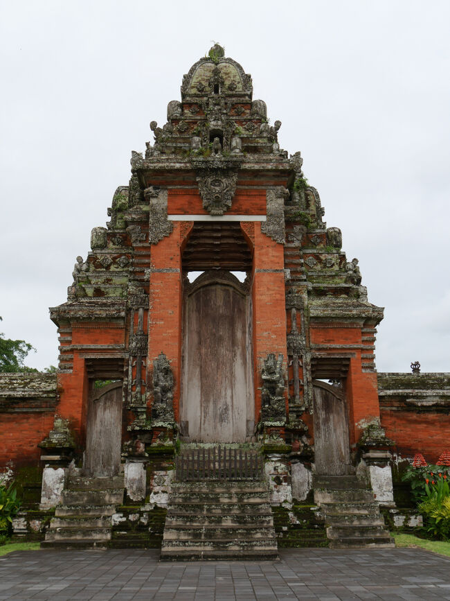 内庭は聖域になっていて、門の木の扉は重要な儀式のときだけ開かれることになっています。<br /><br />なので、一般の参詣者は内庭に入ることはできません。