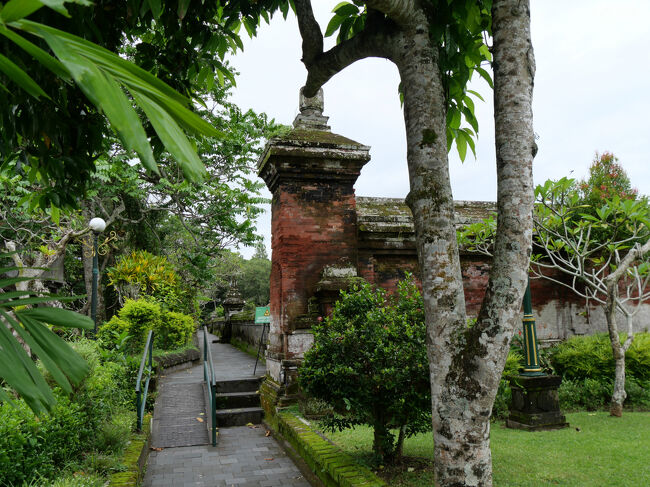 内庭には入ることはできませんが、内庭を囲む廻廊から中を見ることが出来ます。<br /><br />向かって左側に廻廊の入口があります。<br />廻廊は一方通行です。