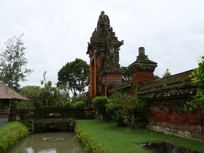 途中、堀に橋が架かり内庭への入口らしきものがあります。