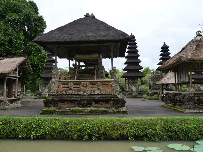 祭壇（バレ・パングベンガン）です。