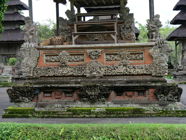 ベース部分の彫刻が目を引き付けます。