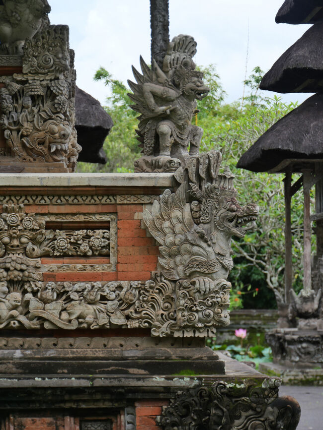 ズームアップ。<br /><br />ガルーダの精緻な彫刻です。