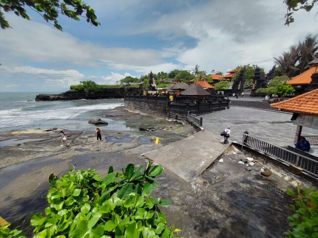 岸辺から眺めた、タナ・ロット寺院対岸の高台に上ります。