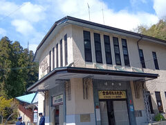 ケーブル坂本駅の駅舎に到着

運良く、すぐ前の駐車場に駐車できました。
