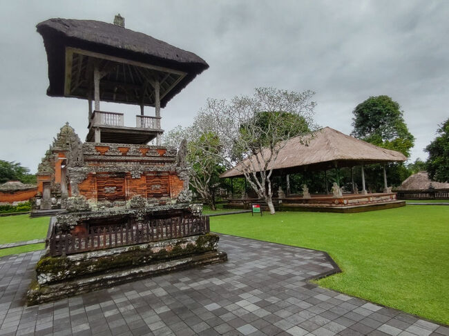 第2の割れ門を潜ると寺院の中庭です。