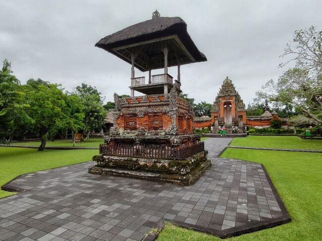 中庭の中央には、茅葺き屋根の精霊が降臨する祭壇「バレ・パングベンガン（bale pangubengan）」があります。<br />