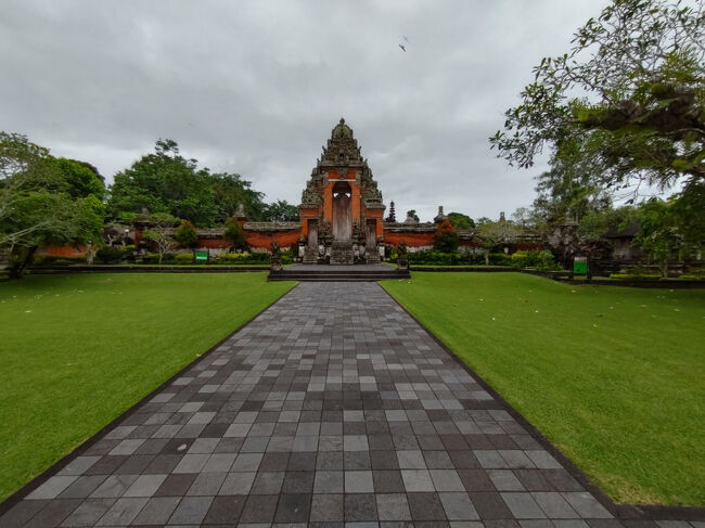 バレ・パングベンガンの奥に内庭につながる門があります。