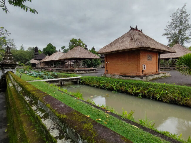 廻廊には低い塀があり、その内側に内庭の周りを囲む内堀があります。