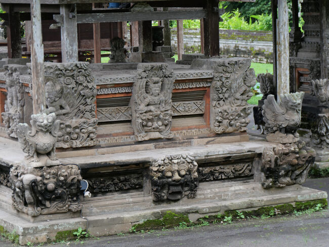 ベース部分の彫刻。