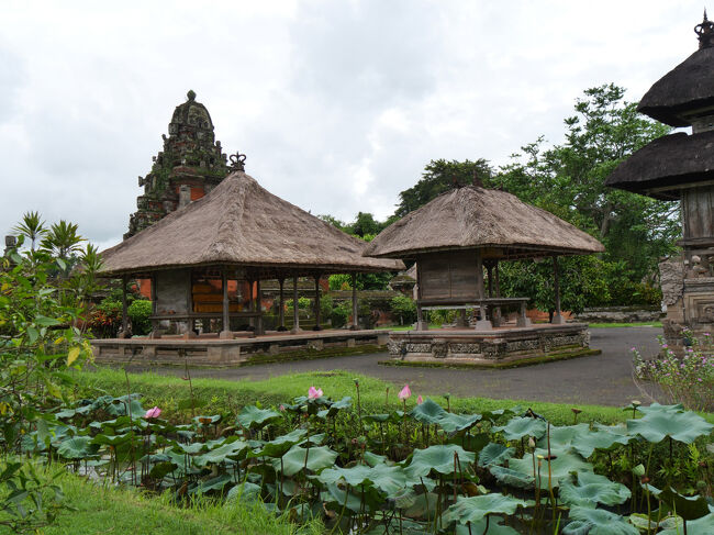 廻廊をほぼ1周して、内庭入口の門が見えてきました。