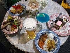 空港のチェックインカウンターも出国審査もセキュリティも、まったく混んでませんでした。
しかし私たちのフライトは2時間の遅延だそうです。
ラウンジで時間潰し、、、、
こちらのラウンジはコーラル