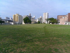 公園の周囲はビルだらけ．