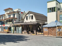 ●小田急/向ケ丘遊園駅

駅名から想像がつくように、近くには、2002年まで営業していた「向ケ丘遊園」という小田急系の遊園地があったそうです。当時は、この駅から、遊園地の正門までモノレールが走っていたそうです。