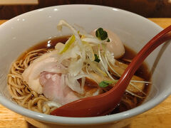 ●中華そばみやざき＠小田急/向ケ丘遊園駅界隈

店内はほぼ満席。並ばずにタイミングよく入れました。
一番スタンダードな「中華そば」を頂きました。
鶏の風味が口いっぱいにひろがるスープ。
鶏肉も柔らかく、ストレートな細麺もとっても美味しかったです。
シンプルなようで、お店のこだわりも感じれました。
ごちそうさまでした！