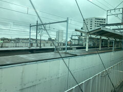 新鎌ヶ谷駅。北総線の線路が並行している。
今は線路がつながってないけど、かつてはひとつ手前の北初富駅から分岐していて、松戸駅まで相互乗り入れしていた。
初めて乗ったのはその時代です。

当時は新鎌ヶ谷駅はなかった。その後、下を通っている東武野田線にも駅ができて、すっかりターミナル駅になった。