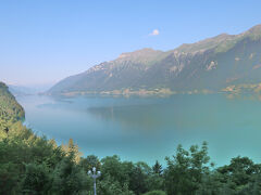 　窓からは、朝の静けさに包まれたエメラルド色の宝石のようなブリエンツ湖が見下ろせます。