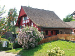 　『アルプスの少女ハイジ』の舞台マイエンフェルトへ向かう前に、作者のヨハンナが少女時代を過ごしたチューリッヒ郊外のヒルツェル村にあるヨハンナ・シュピリ博物館に立ち寄りました。