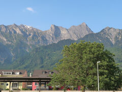 　マイエンフェルト村の中心を目指して歩いて行く途中、マイエンフェルト駅越しに、ハイジが「二つの高い塔があるように見える岩山」と言っていたファルニクス山(鷹ケ峰)が見えてきました。