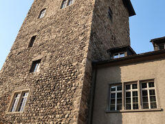 　グルメレストランになっている中世のお城ブランディス城の前を通り過ぎます。細い坂道を上がると村のスーパーSPARがあったので、夕食を調達しました。