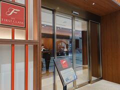 カウンターのオープン（6時）より、ちょっと早く空港に到着しました。

今日はたくさ～ん飛行機に乗るのですが、何よりも大切なのは最終目的地のバンコクまでスルーでスーツケースを受け取れるようにしていただくことです。私達の行程にちょっとビックリされてましたが(^_^;)まずは別切りの伊丹から羽田の便と、その後のワンワールドエクスプローラーの便を紐づけしていただくことからスタートです。一つ一つ確認しながら手続きをすすめてくださいました。

早朝から面倒な乗客でごめんなさいです(^_^;)