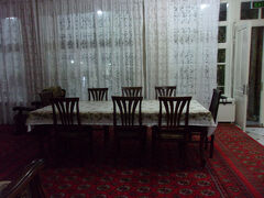 本日の宿、グルナラゲストハウスに到着。

ロビーといいますか、朝食室といいますか・・。

翌日も、深夜の飛行機だったのでチェックアウト後、空港に行く時間までこのスペースで休ませていただけたのは大変ありがたかったです。