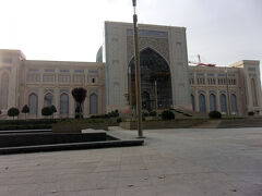 歩いていたら突然広い空間が広がり、モスクが現れた・・そんな感じです。
ハズラティ・イマム・モスクです。