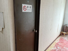 親切な南国レンタカーで自転車と荷物をくくるひもを借りてはるばるホテル？民宿へ
え～、過去一古い？