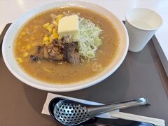 小腹が空いたので札幌味噌ラーメンをいただきます。５分くらい待ちました。