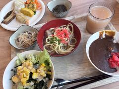 今日は鳩間島シュノーケルツアーに参加するため、朝ごはんは控えめに。アパカレーと八重山そばを中心にいただきました。