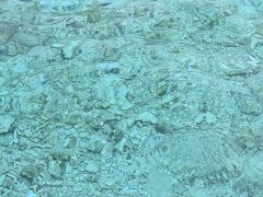 バラス島。透明度が本当に高いです。でも今日は満潮の時間帯だったので上陸には至らず、プカプカ浮いて遊んでいました。