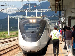 帰りの列車も自強3000。

ホームに入る列車を撮ろうとしたら、
記念写真を撮っていた団体さんのスーツケースが
線路に落下したところを激写してしまった！

ギリギリで列車は止まり、駅員さんが素早く回収。
大きな遅れもなく列車は出発。

ホームの淵が斜めになっているから、
記念写真で目を離した隙に落ちてしまったのね。
ぶつからなくてよかった。