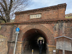 ねじりまんぽ

蹴上インクラインと呼ばれる傾斜鉄道が上に通っていた時代、琵琶湖疎水を通る船による輸送ルートの一区間に設けられた歩行者用横断トンネル