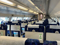 早朝の赤羽駅から高崎線に乗車。熊谷へ向かう。
朝7時半近く、反対方向の上野方面は既にラッシュが始まっている。
東北本線より、高崎線の方が混雑率は高く、特に湘南新宿ラインは混雑が激しい。
高崎線は現在でも朝ラッシュ時ピークは1時間あたり13本は走っている。